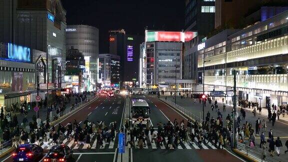 新宿车站行人过街夜间