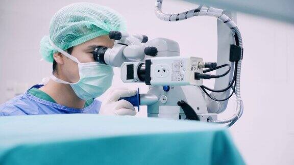 仪器护士在手术过程中为眼科医生、外科医生增加手术工具并在faco机的打字监视器触摸屏上进行眼、白内障手术、近景、手术