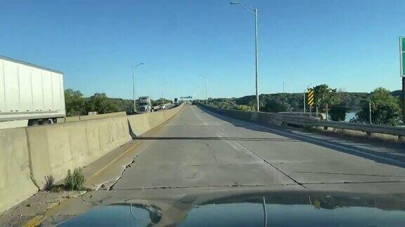 州际旅行中西部平原密苏里州和伊利诺斯州白天驾驶在密西西比河大桥时间流逝慢动作实时视频系列