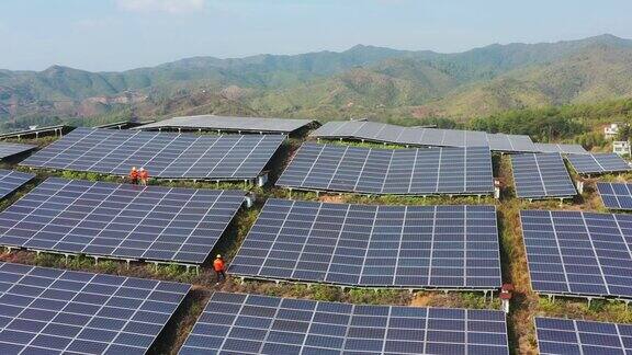 壮观的现代乡村配有太阳能电池板
