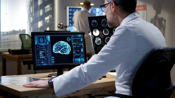 医生分析x光和脑部扫描