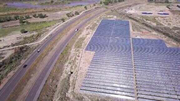 鸟瞰图太阳能农场提供绿色可再生能源的农村科罗拉多镇