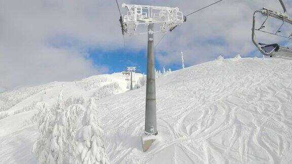 POV:在斯洛文尼亚滑雪场的斜坡上乘坐滑雪缆车