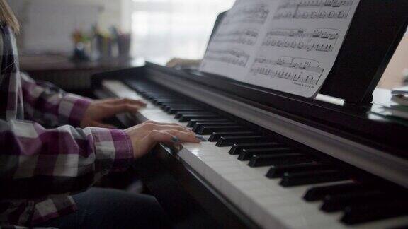 十几岁的女孩在玩数字钢琴