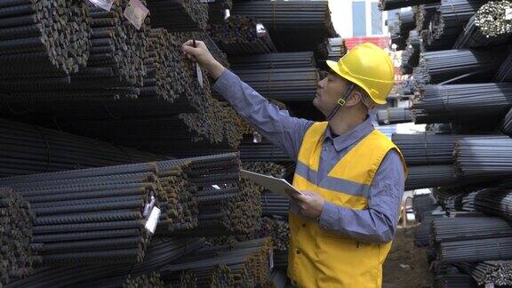 在钢铁贸易市场工作的亚洲男性工人