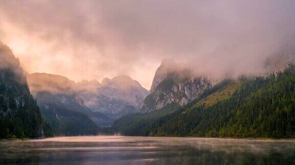 雾动的时间流逝和雾在早晨美丽的风景景观岣湖山在秋天萨尔兹卡默古特地区上奥地利
