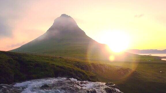 冰岛西部夏季清晨Kirkjufell山的鸟瞰图