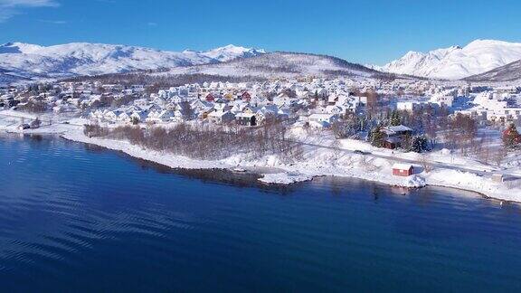 挪威冬季海岸线上白雪覆盖的山脉来自峡湾郡