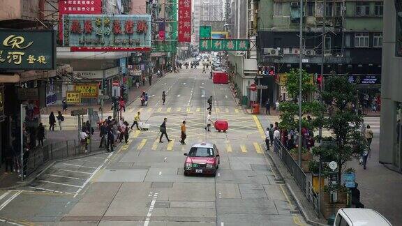 慢镜头:人群在香港的十字路口行走