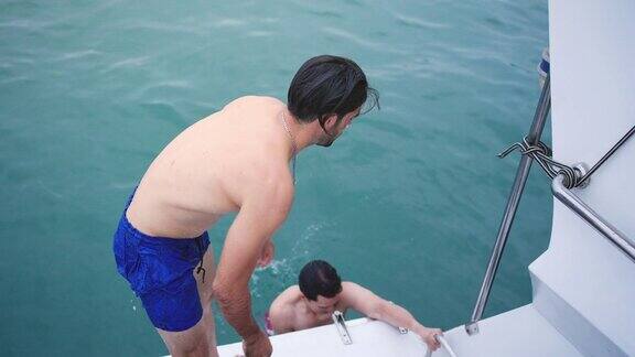 4K一群男人朋友在暑假乘坐豪华游艇旅行时一起跳进海里游泳