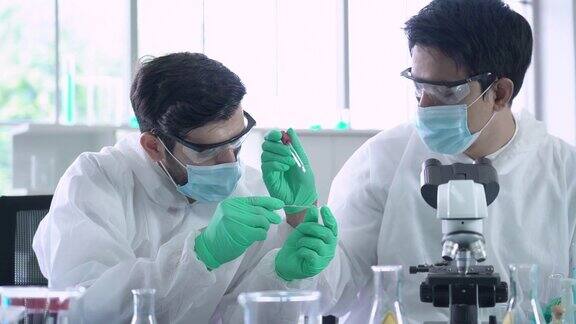 两位科学家为显微镜研究准备样品