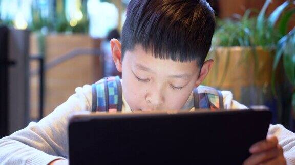 亚洲儿童使用数字平板电脑