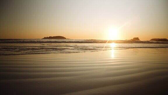 平静的海面和海滩上的日落