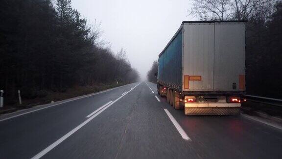 货车、货车在雾天的山路上爬坡