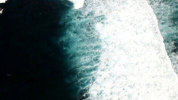 美丽的无人机拍摄揭示毛伊岛海岸线太阳正在下山