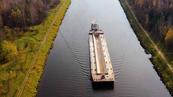 鸟瞰图:河上的驳船秋天的风景河流运河附近的森林