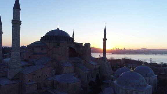 黎明时分无人机拍摄的伊斯坦布尔圣索菲亚博物馆和蓝色清真寺