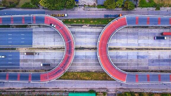 鸟瞰图高速公路的时间流逝高速公路和高速公路在交叉口的细节在晚上