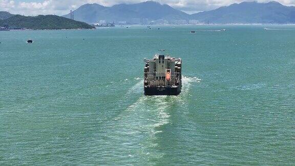 满载集装箱的货船正驶离港口