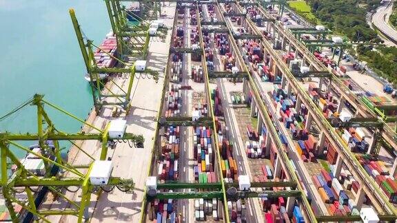 鸟瞰新加坡工业港口与集装箱船