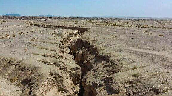 沙漠中隐藏着一个巨大的山谷就像地球上的一道裂缝