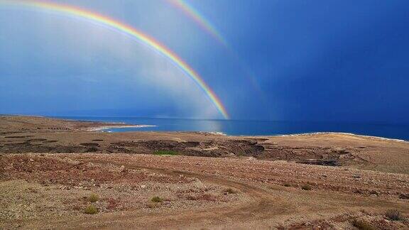 以色列死海上的双彩虹