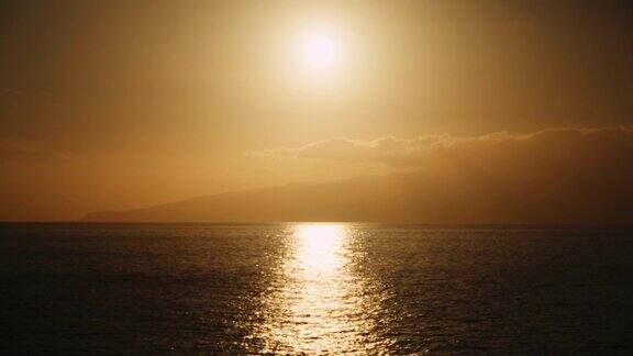 夕阳映在海浪上