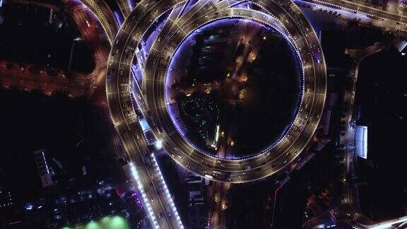夜间天桥和城市交通的无人机视角