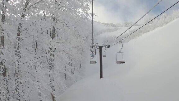 雾凇和滑雪缆车