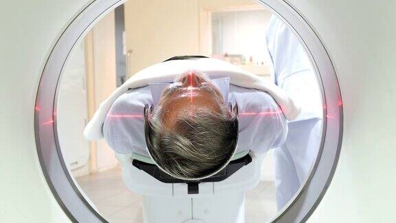 对患者进行MRI、CT扫描磁共振检查