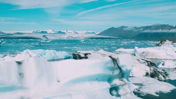 鸟瞰图美丽的蓝色冰川泻湖与巨大的冰山在冰岛