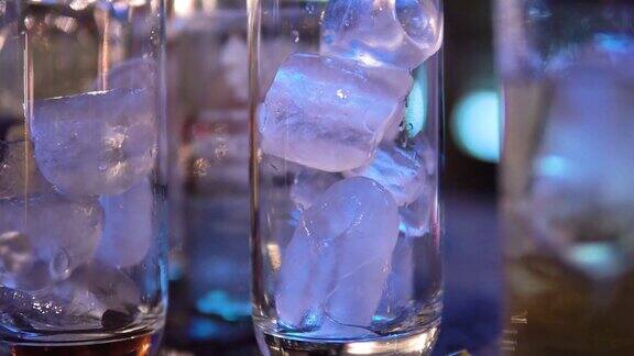 聚会桌上的空杯子和冰块夜总会的酒精饮料近距离射杀