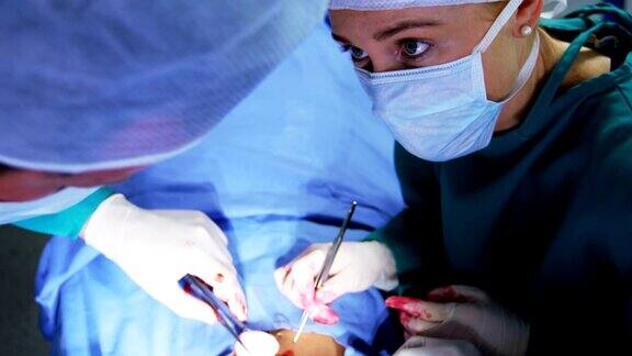 在手术室里做手术的外科医生