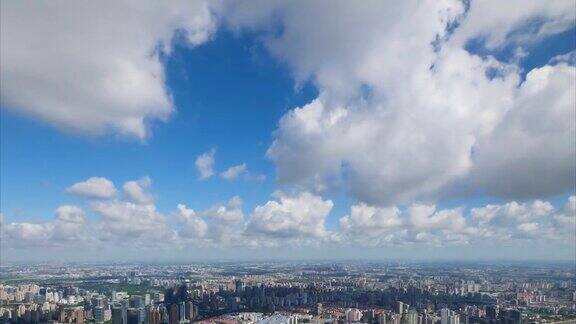 时间流逝的上海城市在多云的下午俯瞰上海云移动和阴影跟随4k镜头b滚动镜头