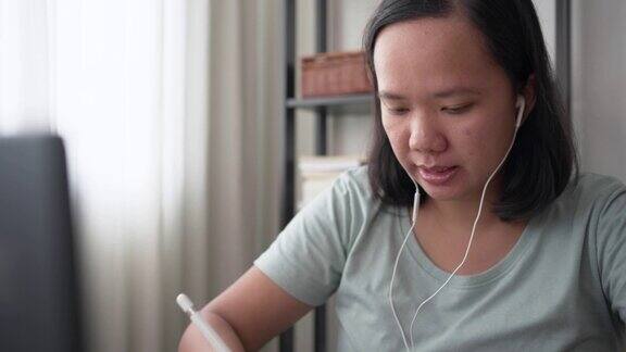 成人网络教育亚洲女性使用笔记本电脑在线学习