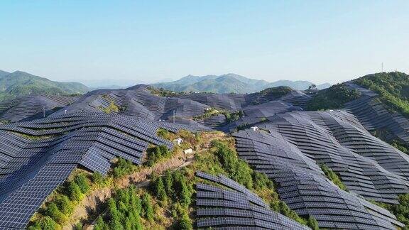 壮观的山顶太阳能发电厂