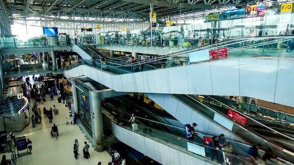 在电车上的延时或4KHyperlapse:旅客在泰国素万那普机场离境登机站的人群