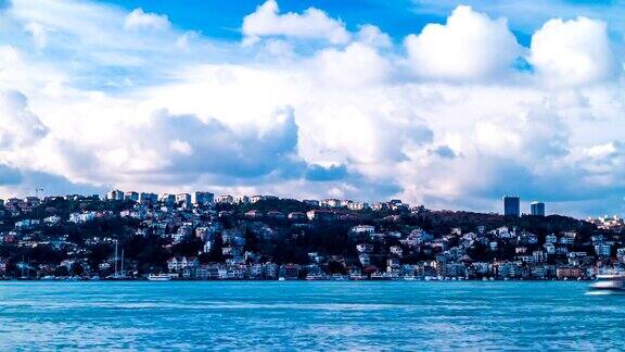 4K伊斯坦布尔博斯普鲁斯海峡时间与繁忙的海上交通和多云的天空