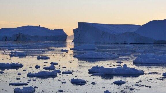 格陵兰岛乘船通过两座冰山之间