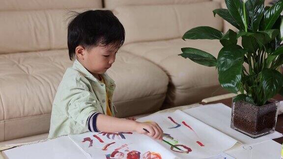 亚洲小男孩在家画画