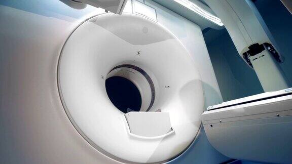 现代医院里的白色断层扫描仪4k