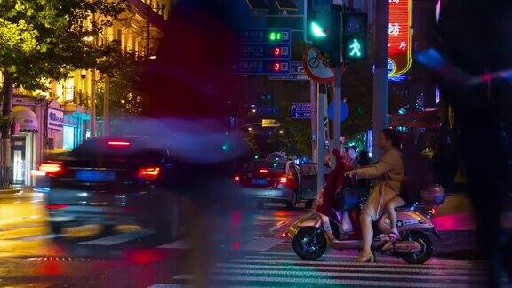 上海市中心夜间交通人行横道街景4k时间过去中国