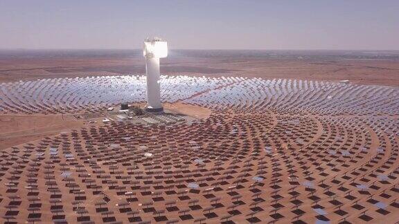 沙漠中太阳能农场的鸟瞰图