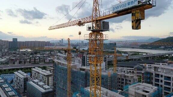 在城市建筑工地建造房屋的起重机