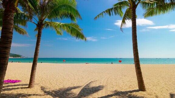 阳光明媚的一天三亚著名的大东海海滩全景4k时间推移海南岛中国