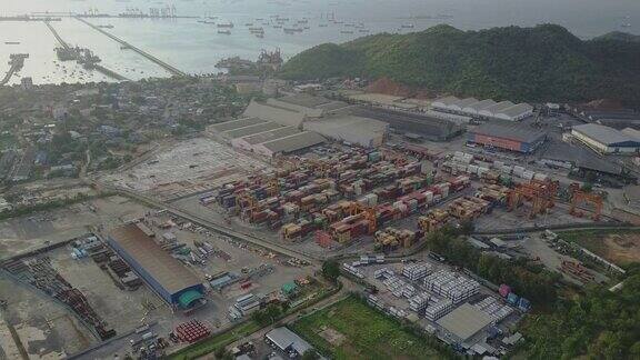鸟瞰图工业和集装箱船舶物流港口
