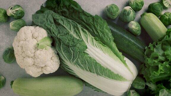 新鲜蔬菜放在木桌上健康有机食品前视图