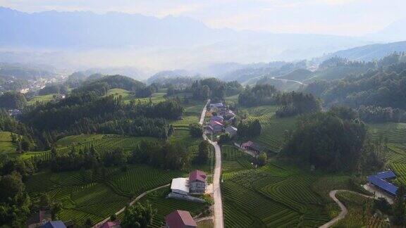 中国湖北省恩施的梯田和山村