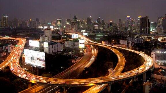 从白天到夜晚时光流逝城市交通场景公路城市夜晚