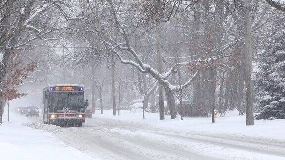 公共汽车和汽车在积雪覆盖的道路上行驶